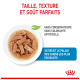 Bol blanc de nourriture pour chiens avec des morceaux de viande dans une sauce, avec le texte : "Taille, texture et goût parfaits" et "Sans conservateurs, sans colorants."
