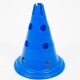 Blauer Kunststoff-Trainingskonus mit Löchern, entworfen für Haustieragilitätsübungen, vor einem weißen Hintergrund.