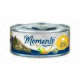 Dose Katzenfutter mit einem grauen und blauen Design, mit dem Text "Moments to enjoy" und "Huhn mit Ei" in Gelb.