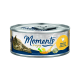 Dose Katzenfutter mit einem grauen und blauen Design, mit dem Text "Moments to enjoy" und "Huhn mit Ei" in Gelb.