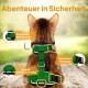 Eine braune Katze in einem grünen reflektierenden Geschirr mit sicheren Schnallen und einem D-Ring, vor einem verschwommenen Außenhintergrund. Text: 'Abenteuer in Sicherheit.'