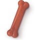 Ein rotes Gummihundespielzeug in Form eines Knochens, mit dem eingeprägten Text "NYLABONE" an der Seite.
