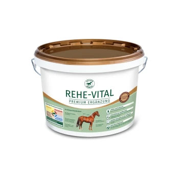 Ein weißer und goldener Eimer, beschriftet mit "REHE-VITAL PREMIUM ERGÄNZUNG" für Pferdeergänzungen, mit einem Diagramm eines Pferdes und ernährungsphysiologischen Vorteilen.