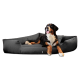 Ein entspannter Berner Sennenhund, der auf einem plüschigen, dunkelgrauen Haustierbett liegt und Komfort und Stil zeigt.