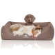 Ein entspannter Hund liegt auf einem gemütlichen braunen Haustierbett, mit dem Logo "KNUFFELWUFF" sichtbar auf der Vorderseite.