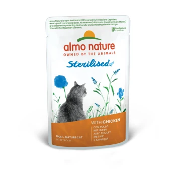 Almo Nature sterilisiertes Nassfutter für Katzen in einem Beutel mit einer grauen Katzensilhouette, mit Text, der "Mit Hühnchen" und mehrsprachige Etiketten hervorhebt.