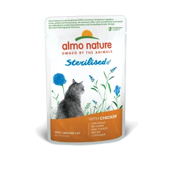 Almo Nature sterilisiertes Nassfutter für Katzen in einem Beutel mit einer grauen Katzensilhouette, mit Text, der "Mit Hühnchen" und mehrsprachige Etiketten hervorhebt.