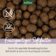 AniForte einzigartiges weiches Haustierfutter, das runde dunkle Kroketten enthält, mit Symbolen, die die Vorteile von getreidefreiem Futter und Feuchtigkeitsbindung anzeigen.