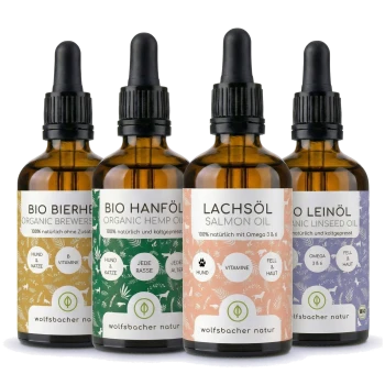 Vier Flaschen Tieröle: biologisches Leinsamenöl, Lachsöl, Bierhefe und biologisches Hanföl, jede mit unterschiedlichen Etiketten und Vorteilen.