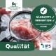 Eine Nahaufnahme von rohem Fleisch unter einer Lupe auf Eis, mit dem Text "Qualität" und Zertifizierungen für Nährwerte und Produktion durch IFS Food.