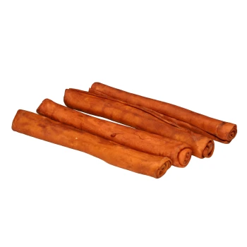 Quatre friandises pour chiens enroulées de couleur brun rougeâtre, disposées côte à côte sur un fond blanc.