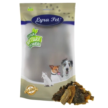 Eine Tüte Lyra Pet Hundeleckerlis, beschriftet mit "Lyra Nature Power", mit Bildern eines Hundes, einer Katze und eines weißen Hundes. Ein Haufen Leckerlis liegt davor.