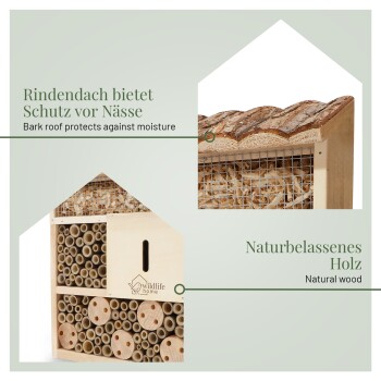 Holzinsektenhotel mit einem Rinden-Dach zum Feuchtigkeitsschutz, aus natürlichem Holz und verschiedenen hohlen Röhren für Insekten.