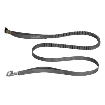Eine graue Ruffwear-Hundeleine mit einem Bungee-Abschnitt zur Stoßdämpfung und einem stabilen Clip zur Befestigung.