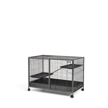 Großer Metallkäfig für Haustiere auf Rädern mit zwei Ebenen, einer Rampe und einer Schiebetür, geeignet für kleine Tiere.