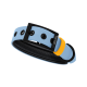 Helles blaues Hundehalsband mit schwarzem Schnallenverschluss und gelbem Akzent, mit dem Text "THE DOG IDEA" auf der Schnalle.