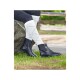Nahaufnahme der Beine einer Person, die schwarze Knöchelstiefel und weiße kniehohe Socken mit einem Diamantmuster trägt, während sie auf einem Felsen in einem Grasbereich sitzt.