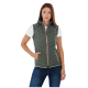 Eine Frau, die eine stilvolle olivgrüne Steppweste über einem weißen Hemd trägt, posiert mit einer Hand auf der Hüfte und zeigt einen lässigen Look.