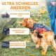 Ein angeleinter Hund auf Gras mit Herbstblättern, ausgestattet mit "Schnellverschluss Clip", "Eingenähtes X-Geschirr" und "Wasserdichter Reißverschluss."