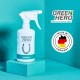 Flasche von GREEN HERO Hufpflege-Spray auf einem türkisfarbenen Hintergrund, mit einem Hufeisen-Grafik und dem Etikett "Made in Germany."