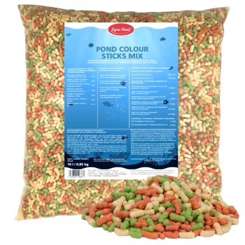 Ein blau-weißer "Lyra Pond" Behälter mit "ALLES FÜR IHREN TEICH" neben einem bunten Haufen roter, grüner und beiger Fischfutterpellets.