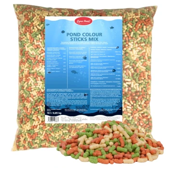 Ein blau-weißer "Lyra Pond" Behälter mit "ALLES FÜR IHREN TEICH" neben einem bunten Haufen roter, grüner und beiger Fischfutterpellets.