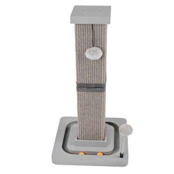 Katzenkratzbaum mit einer strukturierten beige Säule, grauem Sockel und einem baumelnden Pom-Pom-Spielzeug zum Spielen.