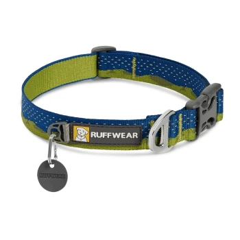 Ein farbenfrohes Hundehalsband mit einem blauen und grünen Design, mit einem "RUFFWEAR"-Logoschild und einer Metallschnalle.