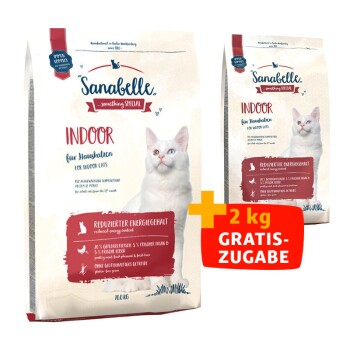 Katzenfutterbeutel mit einer weißen Katze, beschriftet "Sanabelle Indoor," hebt den reduzierten Energiegehalt und "+2 kg GRATIS-ZUGABE" hervor.