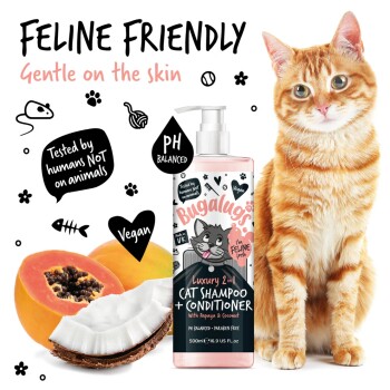 Orange getigerte Katze neben einer Flasche Bugalugs Luxury 2-in-1 Katzen-Shampoo + Conditioner mit Papaya und Kokosnuss, gekennzeichnet als vegan und pH-ausgewogen.
