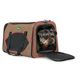 Ein kleiner Hund schaut aus einem braunen und roten Tierträger mit Netzpaneelen und einem Reißverschlussöffnung, der für Reisen konzipiert ist.