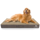 Ein Golden Retriever liegt bequem auf einem plüschigen Hundebett mit beigem Oberteil und dunkelgrauen Seiten, mit dem Markennamen "KNUFFELWUFFF."