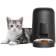 Eine grau-weiße Katze sitzt neben einem schwarzen automatischen Futterspender mit Futter im Napf, mit dem Logo "PETLIBRO."