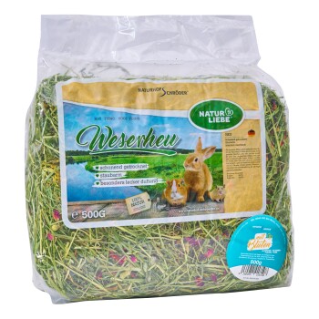 Torba 500 g siana "Weserheu" dla małych zwierząt, z królikami w tle i napisem: "delikatnie suszone," "niskopylne," "100% NATURA."