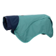 Ein türkisfarbener Hundemantel mit einem marineblauen Kragen, entworfen für Wärme und Komfort, vor einem weißen Hintergrund präsentiert.