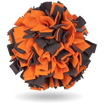 Ein farbenfrohes Haustierspielzeug aus orangefarbenem und grauem Filz, geformt wie ein flauschiger Ball, entworfen für Hunde zum Spielen.