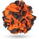 Ein farbenfrohes Haustierspielzeug aus orangefarbenem und grauem Filz, geformt wie ein flauschiger Ball, entworfen für Hunde zum Spielen.