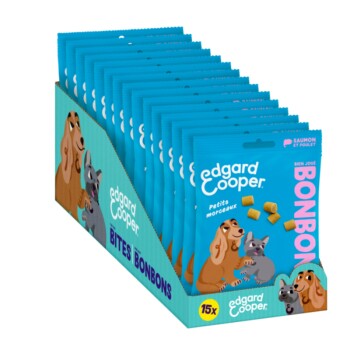 Une boîte de friandises pour chiens Edgard Cooper avec 15 paquets bleu vif, présentant des chiens de dessin animé et étiquetée "Bites Bonbons" et "Saumon et Poulet."
