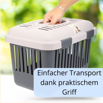 Beige-graue Transportbox mit belüfteten Seiten, eine Hand greift den oberen Griff; Einblendungstext 'Einfacher Transport dank praktischem Griff'