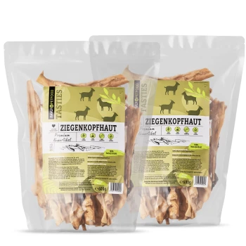 Ziegenkopfhaut 1,2 kg Zwei transparente Tüten mit Hundeleckerlis, beschriftet mit "Ziegenkopfhaut" und einem grünen und gelben Design, die getrocknete Ziegenhaut zeigen, jeweils 600g.