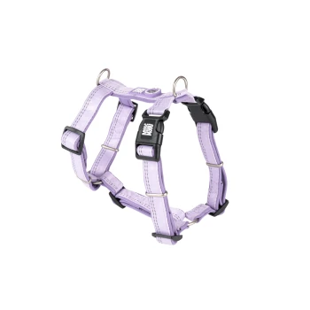 Lavendelfarbenes verstellbares Hundegeschirr mit schwarzen Kunststoffschnallen und Metallringen, mit "Merry Morn" Aufschrift auf der Schnalle.