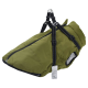 Olivengrüner Hundemantel mit einem Reißverschluss vorne und verstellbaren Geschirrriemen, mit einem Etikett mit Pflegehinweisen.