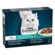 Purina Gourmet Katzenfutterbox mit einer weißen Katze, mit Text, der Meeresfrüchtegeschmäcker und Zutaten in mehreren Sprachen hervorhebt.