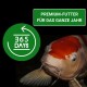 Nahaufnahme eines lebhaften orange-weißen Koi-Fisches mit einem grünen "365 DAYS"-Abzeichen und einem Banner "PREMIUM-FUTTER FÜR DAS GANZE JAHR."