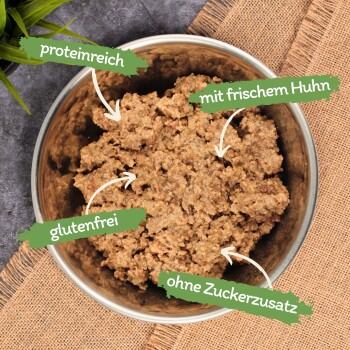 Eine Person hält eine braune Schüssel mit Haustierfutter, mit einem Abzeichen, das 'Beste Qualität' und '15 Jahre' auf Deutsch angibt, was über 15 Jahre Qualität anzeigt.