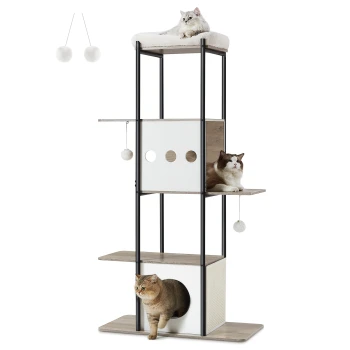 Ein moderner Katzenbaum mit drei Ebenen, mit einer flauschigen oberen Plattform, zwei Katzen, die auf den Regalen entspannen, und einer Katze, die aus einer runden Öffnung herauskommt.