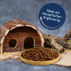 Holzhaus für Kleintiere mit einer Schale Trockenfutter und dem Text "Ideal als Hauptfutter-Ergänzung" auf blauem Kreis.