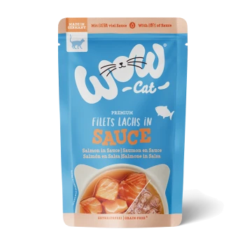 Premium Katzenfutterbeutel mit Lachsfilets in Sauce, beschriftet mit 'WOW Cat' auf blauem Hintergrund und Bildern von Lachsstücken.
