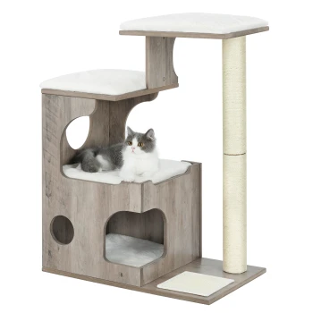 Eine flauschige grau-weiße Katze liegt auf einem mehrstöckigen Holz-Katzenbaum mit weichen weißen Kissen, mit Kratzpfosten und gemütlichen Verstecken.