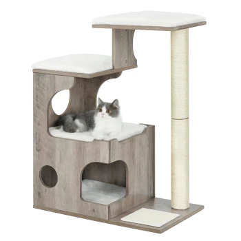 Eine flauschige grau-weiße Katze liegt auf einem mehrstöckigen Holz-Katzenbaum mit weichen weißen Kissen, mit Kratzpfosten und gemütlichen Verstecken.